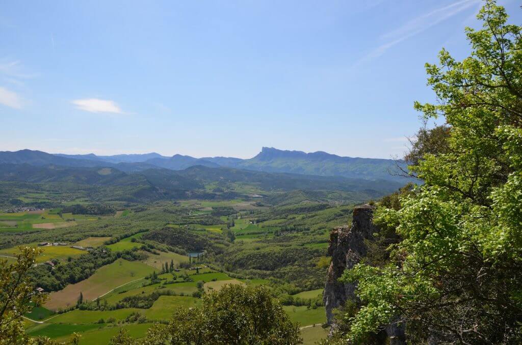 Point de vue de la vallée de la Gervanne sur les 3 becs au loin