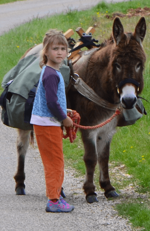 Fillette en balade avec l'ânesse Ulcie