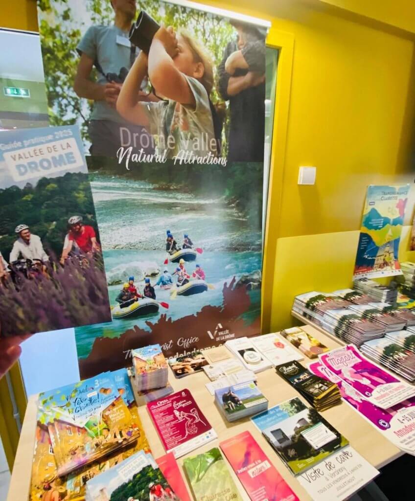 depliant-tourisme-drome stand dépliants - à fleur d'âne