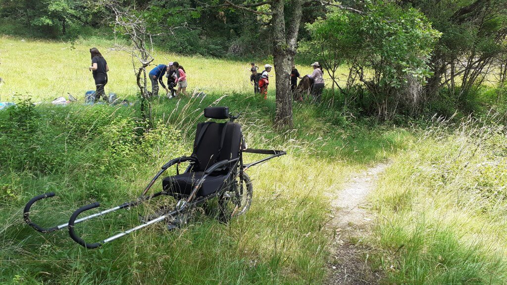 la joëllette a permis la pratique de la randoâne contée à un enfant porteur de handicap - à fleur d'âne